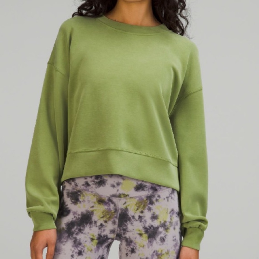 Lululemon Perfectly Oversized Cropped Crew *Softstreme in size 6.